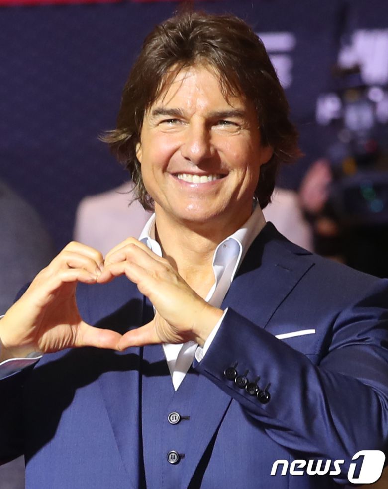 할리우드 배우 톰 크루즈가 29일 서울 송파구 롯데시네마 월드타워점에서 열린 영화 '미션 임파서블: 데드 레코닝 파트 원' 레드카펫 행사에서 환호하는 팬에게 하트를 그리고 있다. ⓒ News1 권현진 기자