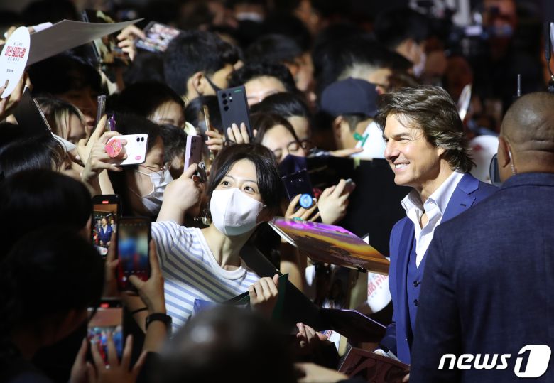 할리우드 배우 톰 크루즈가 29일 서울 송파구 롯데시네마 월드타워점에서 열린 영화 '미션 임파서블: 데드 레코닝 파트 원' 레드카펫 행사에서 팬과 셀카를 찍고 있다.ⓒ News1 권현진 기자