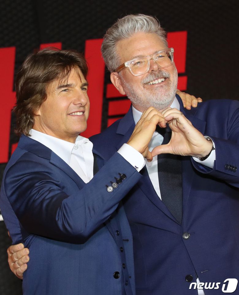 할리우드 배우 톰 크루즈와 크리스토퍼 맥쿼리 감독이 29일 서울 송파구 롯데시네마 월드타워점에서 열린 영화 '미션 임파서블: 데드 레코닝 파트 원' 레드카펫 행사에서 함께 하트를 만들고 있다. ⓒ News1 권현진 기자