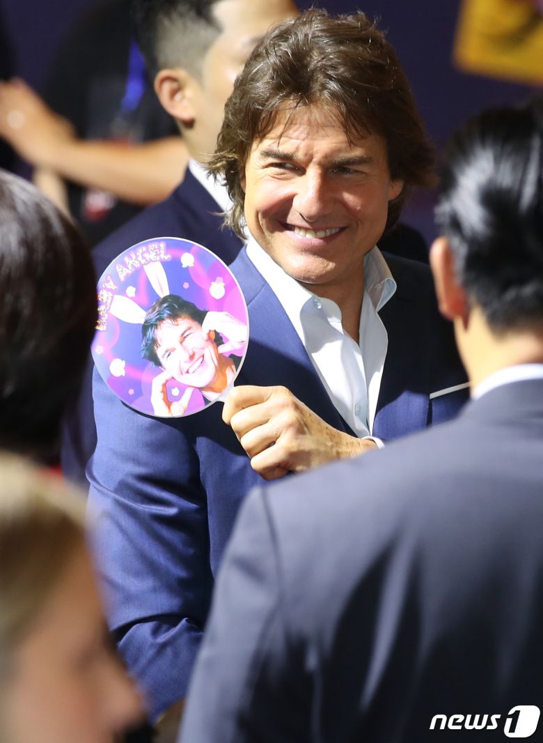 할리우드 배우 톰 크루즈가 29일 서울 송파구 롯데시네마 월드타워점에서 열린 영화 '미션 임파서블: 데드 레코닝 파트 원' 레드카펫 행사에서 팬에게 선물받은 볼 하트 부채를 자랑하고 있다. ⓒ News1 권현진 기자