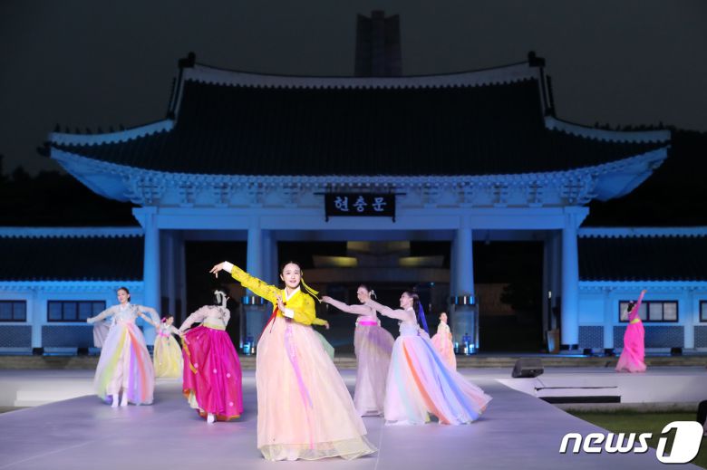 30일 오후 서울 동작구 국립서울현충원 겨레얼마당에서 열린 '제복-한복 패션쇼 자락을 펴다'에서 한국무용 공연이 펼쳐지고 있다. 2023.6.30/뉴스1 ⓒ News1 이승배 기자