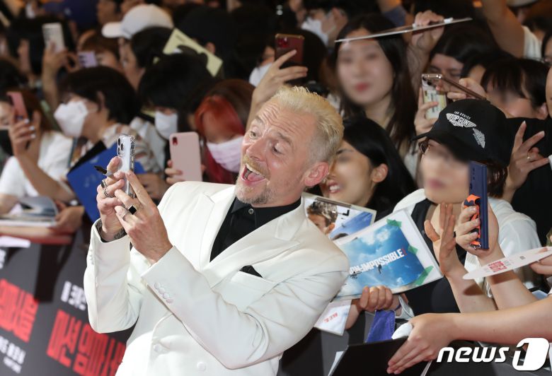할리우드 사이먼 페그가 29일 서울 송파구 롯데시네마 월드타워점에서 열린 영화 '미션 임파서블: 데드 레코닝 파트 원' 레드카펫 행사에서 팬과 즐거운 시간을 보내고 있다.ⓒ News1 권현진 기자