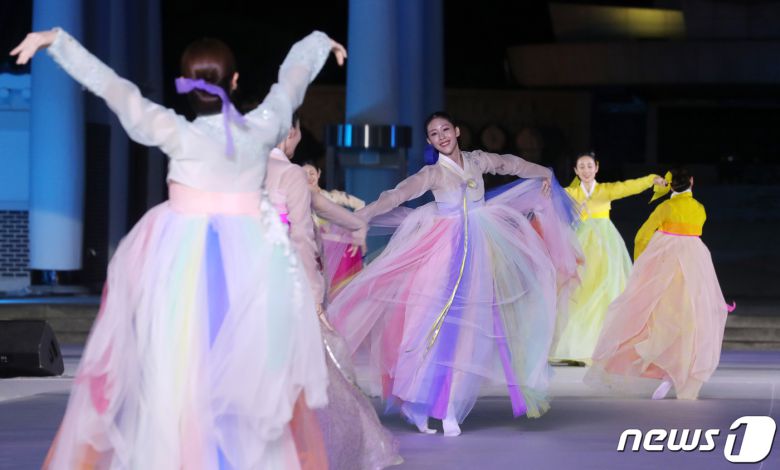 30일 오후 서울 동작구 국립서울현충원 겨레얼마당에서 열린 '제복-한복 패션쇼 자락을 펴다'에서 한국무용 공연이 펼쳐지고 있다. 2023.6.30/뉴스1 ⓒ News1 이승배 기자
