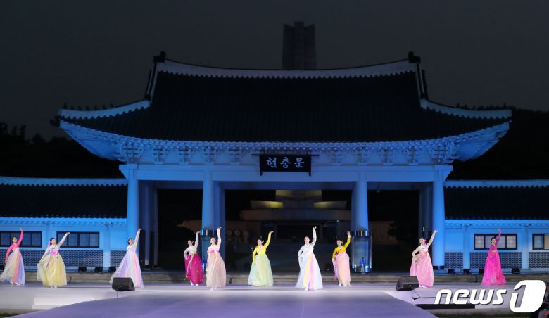 30일 오후 서울 동작구 국립서울현충원 겨레얼마당에서 열린 '제복-한복 패션쇼 자락을 펴다'에서 한국무용 공연이 펼쳐지고 있다. 2023.6.30/뉴스1 ⓒ News1 이승배 기자