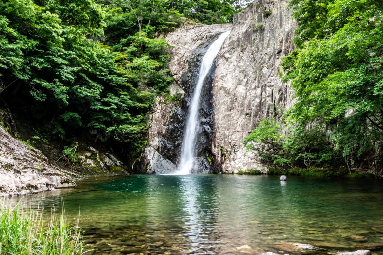 선조들이 흰 비단으로 묘사한 직소폭포는 변산반도 최고의 비경이다(한국관광공사 제공)