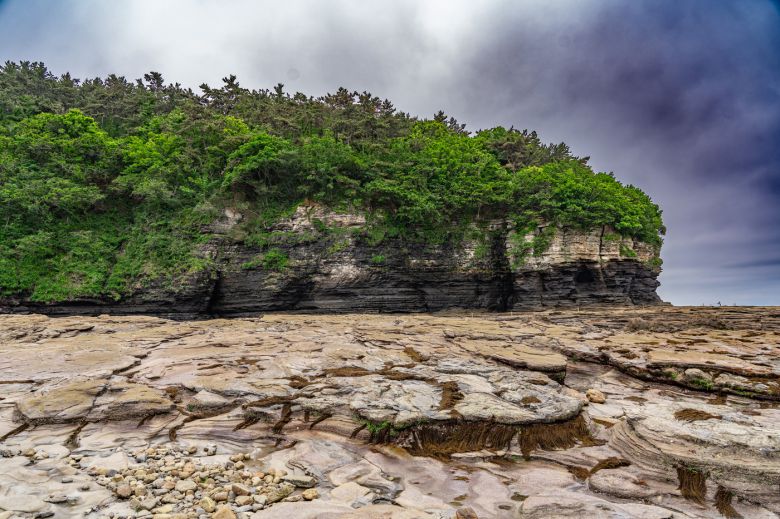 오랜 시간 켜켜이 쌓아 올린 신비로운 퇴적암 절벽, 채석강(한국관광공사 제공)