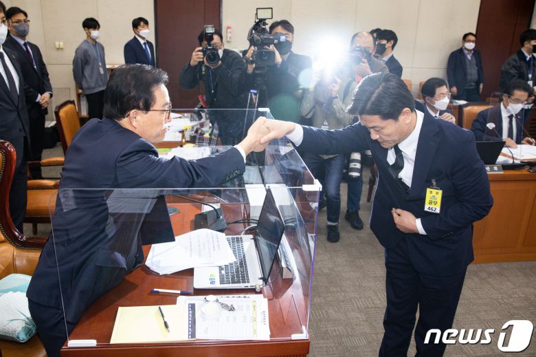 '이태원 참사' 현장 총괄책임자인 이임재 전 용산경찰서장이 16일 서울 여의도 국회에서 열린 행정안전위원회 전체회의에 출석해 증인선서를 마친 후 선서문을 이채익 행정안전위원장에게 전달한 후 악수하고 있다. 2022.11.16/뉴스1 ⓒ News1 유승관 기자