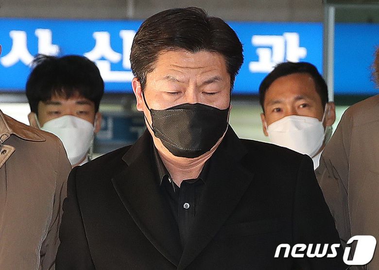 '이태원 참사' 당시 부실대응 의혹을 받고 있는 이임재 전 용산경찰서장이 5일 오후 서울 마포구 서울서부지법에서 열린 구속 전 피의자심문(영장실질심사)을 마친 후 밖으로 나오고 있다. 서울서부지법은 이날 이 전 서장과 박성민 전 서울경찰청 정보부장, 김진호 전 용산서 정보과장, 송병주 전 용산서 112상황실장 등 4명에 대한 영장실질심사를 진행했다. 2022.12.5/뉴스1 ⓒ News1 임세영 기자