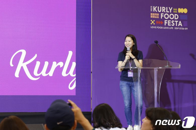 김슬아 컬리 대표가 '2023 컬리 푸드 페스타'에서 지속가능한 유통 생태계에 대해 이야기를 하고 있다.(컬리 제공)