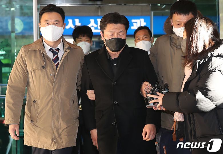 '이태원 참사' 당시 부실대응 의혹을 받고 있는 이임재 전 용산경찰서장이 5일 오후 서울 마포구 서울서부지법에서 열린 구속 전 피의자심문(영장실질심사)을 마친 후 밖으로 나오고 있다.. 2022.12.5/뉴스1 ⓒ News1 임세영 기자