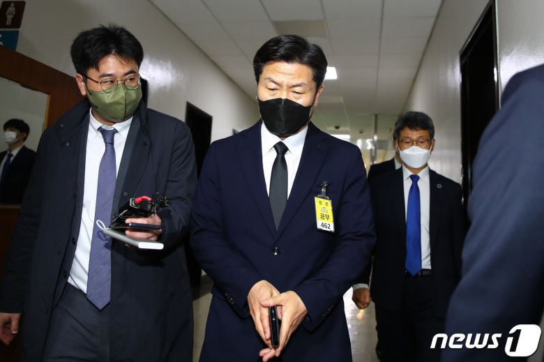 '이태원 참사' 현장 총괄책임자인 이임재 전 용산경찰서장이 16일 서울 여의도 국회에서 열린 행정안전위원회 전체회의 현안질의 증인으로 출석, 대기실로 이동하고 있다. (공동취재) 2022.11.16/뉴스1 ⓒ News1 유승관 기자