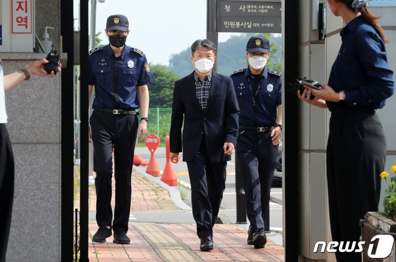 이태원 참사 부실 대응 의혹 등을 받는 이임재 전 서울 용산경찰서장이 6일 오후 구로구 서울남부구치소에서 보석으로 석방돼 나오고 있다. 이날 서울서부지법 형사합의11부(부장 배성중)는 이 전 서장과 송병주 전 용산서 112상황실장의 보석 청구를 인용했다. 2023.7.6/뉴스1 ⓒ News1 박세연 기자