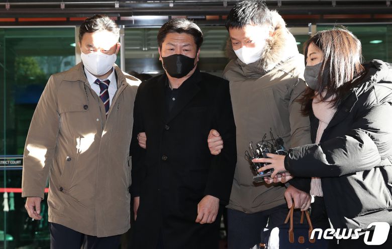 '이태원 참사' 당시 부실대응 의혹을 받고 있는 이임재 전 용산경찰서장이 5일 오후 서울 마포구 서울서부지법에서 열린 구속 전 피의자심문(영장실질심사)을 마친 후 밖으로 나오고 있다.  2022.12.5/뉴스1 ⓒ News1 임세영 기자