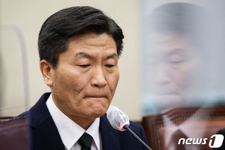 '이태원 참사' 현장 총괄책임자인 이임재 전 용산경찰서장이 16일 서울 여의도 국회에서 열린 행정안전위원회 전체회의에 출석해 의원들의 현안 질의에 답변하며 굳은 표정을 짓고 있다. 2022.11.16/뉴스1 ⓒ News1 유승관 기자