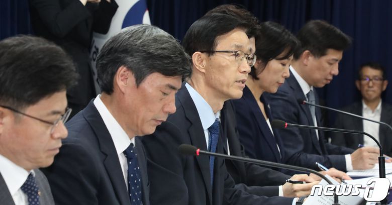 방문규 국무조절실장이 7일 오전 서울 종로구 세종대로 정부서울청사에서 후쿠시마 오염수 방류 대응 정부 합동 브리핑을 하고 있다. 2023.7.7/뉴스1 ⓒ News1 김명섭 기자