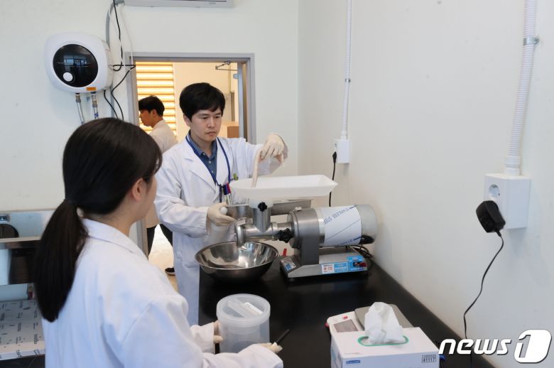 경북 포항시 수산물품질관리센터애서 검사관들이 수산물에 포함된 방사능 검사를 실시하고 있다.(포항시제공)2023.7.12/뉴스1