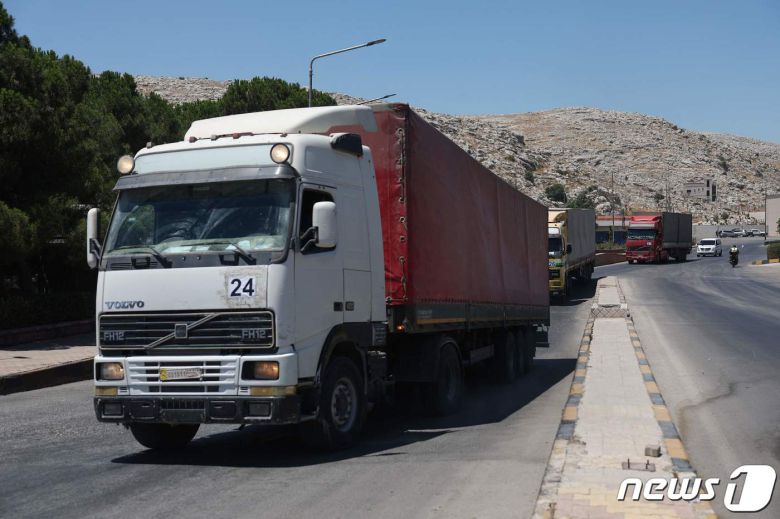 10일(현지시간) 밥 알하와 국경을 넘어 시리아 국경 안으로 유엔에서 파견한 구호물자 트럭이 진입하고 있다. 2023.07.10/ ⓒ AFP=뉴스1 ⓒ News1 권진영 기자
