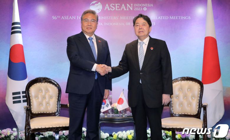 아세안(ASEAN) 외교장관회의 참석차 인도네시아를 방문한 박진 외교부 장관이 13일 (현지시간) 자카르타 샹그릴라호텔에 마련된 회담장에서 하야시 요시마사 일본 외무상과 양자 회담에 앞서 악수하고 있다. (공동취재) 2023.7.13/뉴스1 ⓒ News1 이재명 기자