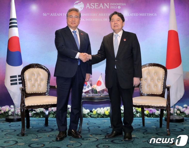 아세안(ASEAN) 외교장관회의 참석차 인도네시아를 방문한 박진 외교부 장관이 13일 (현지시간) 자카르타 샹그릴라호텔에 마련된 회담장에서 하야시 요시마사 일본 외무상과 양자 회담에 앞서 악수하고 있다. (공동취재) 2023.7.13/뉴스1 ⓒ News1 이재명 기자