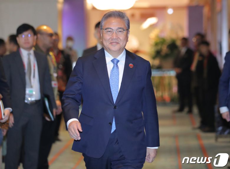 아세안(ASEAN) 외교장관회의 참석차 인도네시아를 방문한 박진 외교부 장관이 13일(현지시간) 자카르타 샹그릴라호텔에서 하야시 요시마사 일본 외무상과 양자 회담을 하기 위해 회담장으로 향하고 있다.(공동취재)2023.7.13/뉴스1 ⓒ News1 이재명 기자