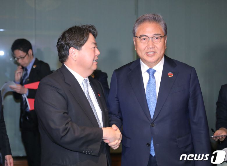 아세안(ASEAN) 외교장관회의 참석차 인도네시아를 방문한 박진 외교부 장관이 13일 (현지시간) 자카르타 샹그릴라호텔에 마련된 회담장에서 하야시 요시마사 일본 외무상과 양자 회담에 앞서 악수하고 있다. (공동취재) 2023.7.13/뉴스1 ⓒ News1 이재명 기자