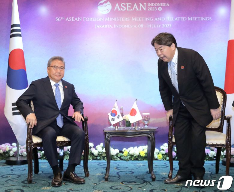 아세안(ASEAN) 외교장관회의 참석차 인도네시아를 방문한 박진 외교부 장관과 하야시 요시마사 일본 외무상이 13일 (현지시간) 자카르타 샹그릴라호텔에 마련된 회담장에서 착석하고 있다. (공동취재) 2023.7.13/뉴스1 ⓒ News1 이재명 기자