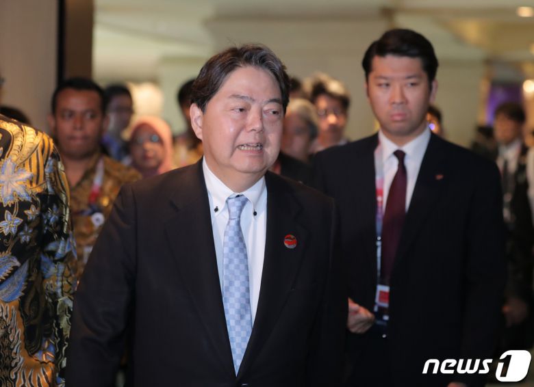 아세안(ASEAN) 외교장관회의 참석차 인도네시아를 방문한 하야시 요시마사 일본 외무상이 13일 (현지시간) 자카르타 샹그릴라호텔에 마련된 한일 양자 회담장으로 향하고 있다. (공동취재) 2023.7.13/뉴스1 ⓒ News1 이재명 기자