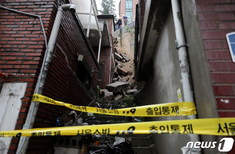 14일 서울 서대문구 연희동에서 구청 관계자들이 지난밤 폭우로 무너진 축대를 복구하고 있다. 이 사고로 인근 20가구 46명이 심야에 긴급 대피했다. 2023.7.14/뉴스1 ⓒ News1 박지혜 기자