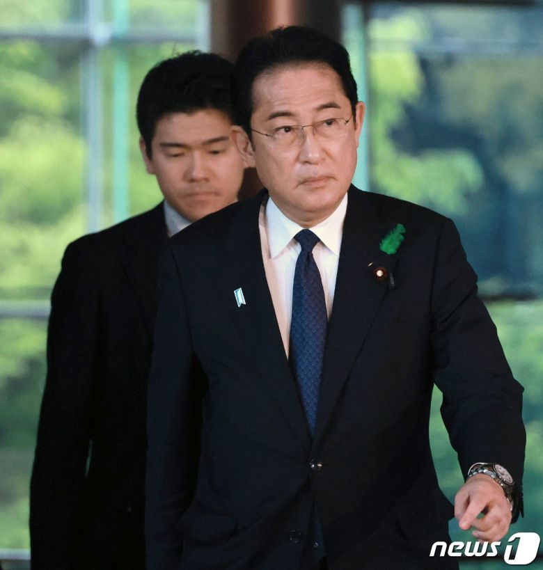 기시다 후미오 일본 총리가 지난 4월 20일 도쿄 총리 관저에 장남 쇼타로와 도착을 하고 있다. 기시다 총리는 29일 (현지시간) 총리 관저서 친척들과 송년회를 가져 물의를 일으킨 쇼타로를 정무 비서관서 경질했다. 2023. 5. 30 ⓒ AFP=뉴스1 ⓒ News1 우동명 기자