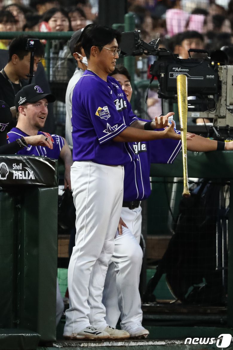 15일 부산 사직야구장에서 열린 프로야구 2023 신한은행 SOL KBO리그 올스타전 경기에서 의장대 출신 나눔팀 한화 채은성이 해군 의장대의 공연을 보며 배트를 돌리고 있다. 2023.7.15/뉴스1 ⓒ News1 유승관 기자