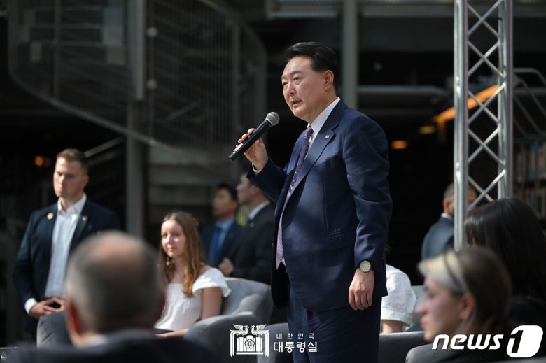 윤석열 대통령이 14일(현지시간) 바르샤바대학교 중앙도서관에서 열린 폴란드 미래세대와의 문화동행 행사에서 인사말을 하고 있다. (대통령실 홈페이지) 2023.7.15/뉴스1 ⓒ News1 오대일 기자
