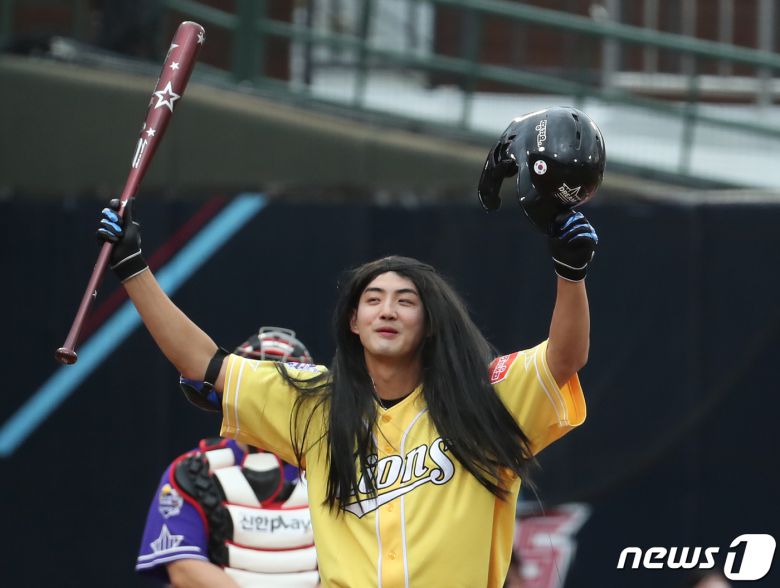 15일 부산 사직야구장에서 열린 프로야구 2023 신한은행 SOL KBO리그 올스타전 드림팀과 나눔팀의 경기, 1회초 드림팀 구자욱이 뉴진스 음악에 맞춰 춤을 추고 있다. 2023.7.15/뉴스1 ⓒ News1 윤일지 기자