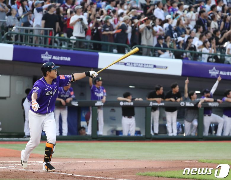 15일 부산 사직야구장에서 열린 프로야구 2023 신한은행 SOL KBO리그 올스타전 드림팀과 나눔팀의 경기, 4회말 2사 만루 상황 나눔팀 채은성이 만루 홈런을 때리고 있다. 2023.7.15/뉴스1 ⓒ News1 윤일지 기자