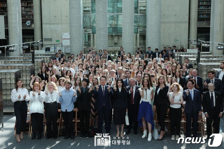 윤석열 대통령과 김건희 여사가 14일(현지시간) 바르샤바대학교 중앙도서관에서 열린 폴란드 미래세대와의 문화동행 행사에서 학생들과 기념촬영을 하고 있다. (대통령실 홈페이지) 2023.7.15/뉴스1 ⓒ News1 오대일 기자