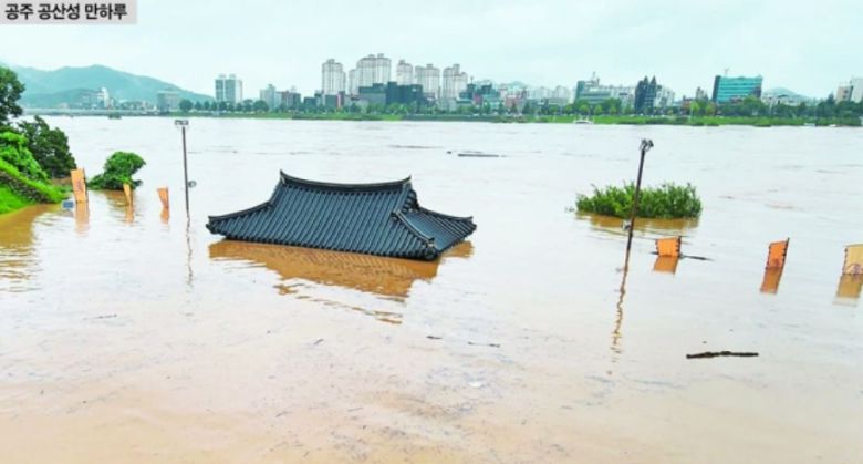 공주 공산성 만하루 침수 모습. (문화재청 제공)
