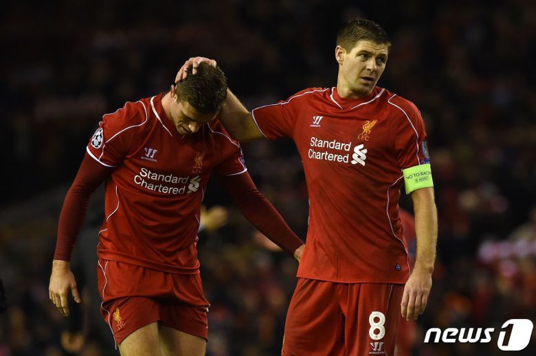 리버풀서 함께 뛰었던 제라드(오른쪽)와 헨더슨. ⓒ AFP=뉴스1