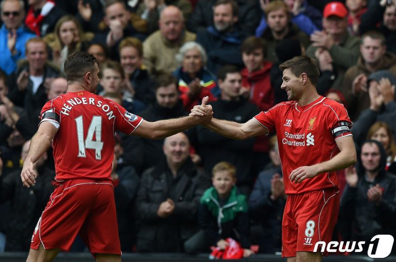 리버풀 시절 제라드(오른쪽)와 헨더슨. ⓒ AFP=뉴스1