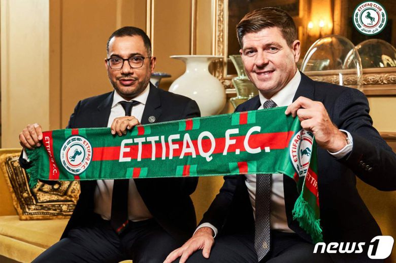 알이티파크 감독으로 선임된 제라드 감독(오른쪽). ⓒ AFP=뉴스1