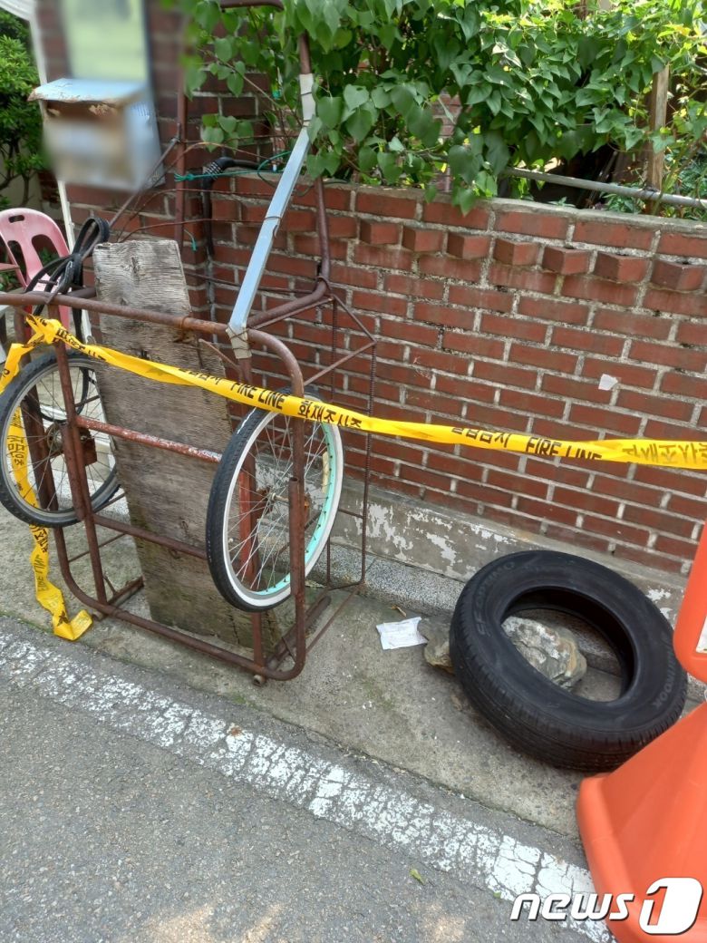 21일 오후 3시26분께는 인천시 부평구 부개동 한 주택 우편함에 대만발 국제우편물이 발송돼 있다는 신고가 112로 접수돼 당국이 조사에 나섰다. 사진은 이 주택 담장에 놓여 있던 해당 우편물(인천소방본부 제공)2023.7.21/뉴스1 ⓒ News1 박아론 기자