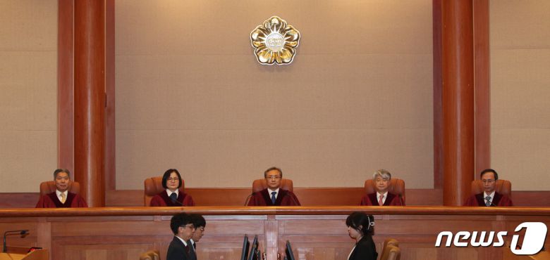 유남석 헌법재판소장과 재판관들이 25일 서울 종로구 헌법재판소 대심판정에서 이태원 참사 부실 대응 관련 이상민 행정안전부 장관에 대한 탄핵 심판 선고를 위해 자리에 앉아 있다. (공동취재) 2023.7.25/뉴스1 ⓒ News1 신웅수 기자