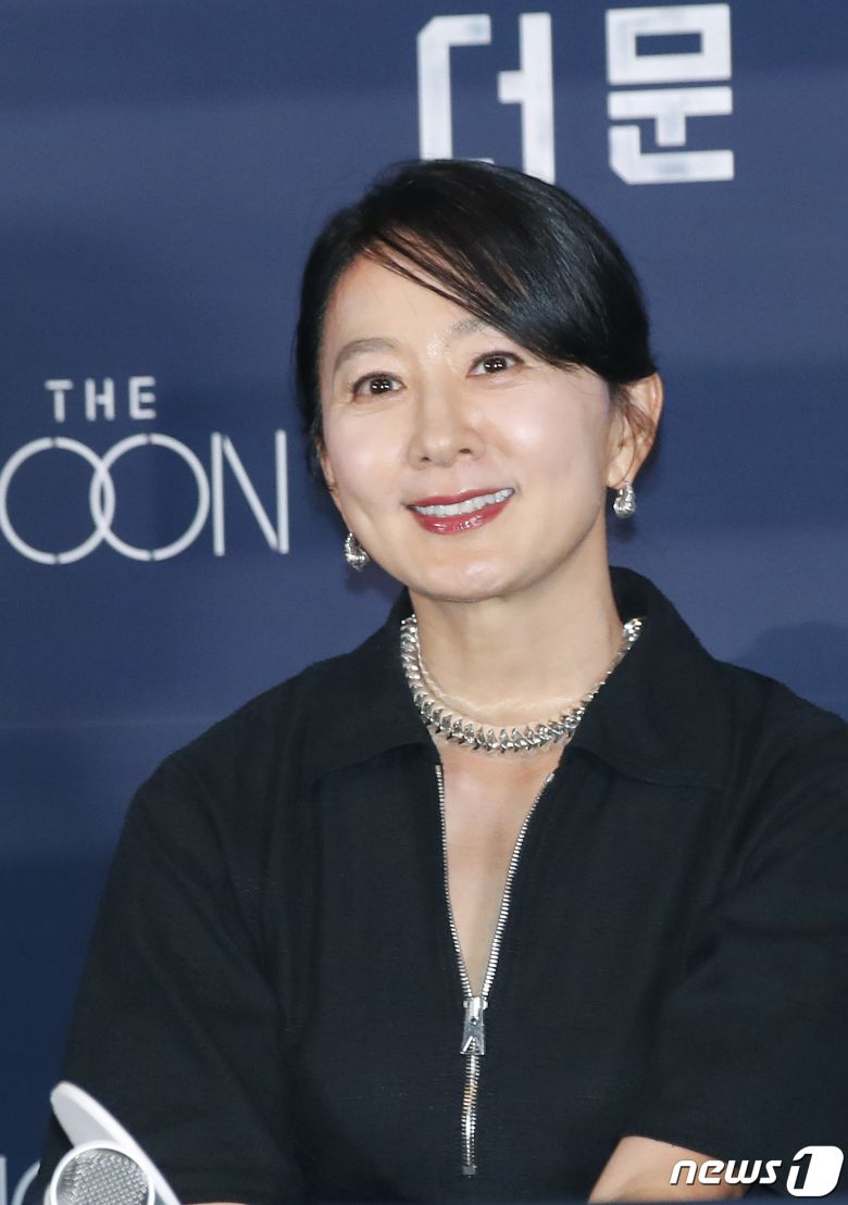 배우 김희애가 25일 서울 용산구 CGV 용산아이파크몰에서 열린 영화 '더 문' 언론시사회에서 미소를 짓고 있다. '더 문'은 사고로 인해 홀로 달에 고립된 우주 대원 선우(도경수 분)와 필사적으로 그를 구하려는 전 우주센터장 재국(설경구 분)의 사투를 그린 작품이다. 2023.7.25/뉴스1 ⓒ News1 권현진 기자