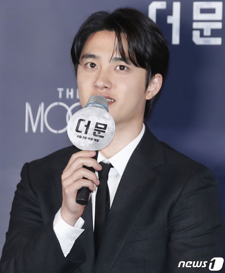 배우 도경수가 25일 서울 용산구 CGV 용산아이파크몰에서 열린 영화 '더 문(감독 김용화)' 언론시사회에서 인사말을 하고 있다. '더 문'은 사고로 인해 홀로 달에 고립된 우주 대원 선우(도경수 분)와 필사적으로 그를 구하려는 전 우주센터장 재국(설경구 분)의 사투를 그린 작품이다. 2023.7.25/뉴스1 ⓒ News1 권현진 기자