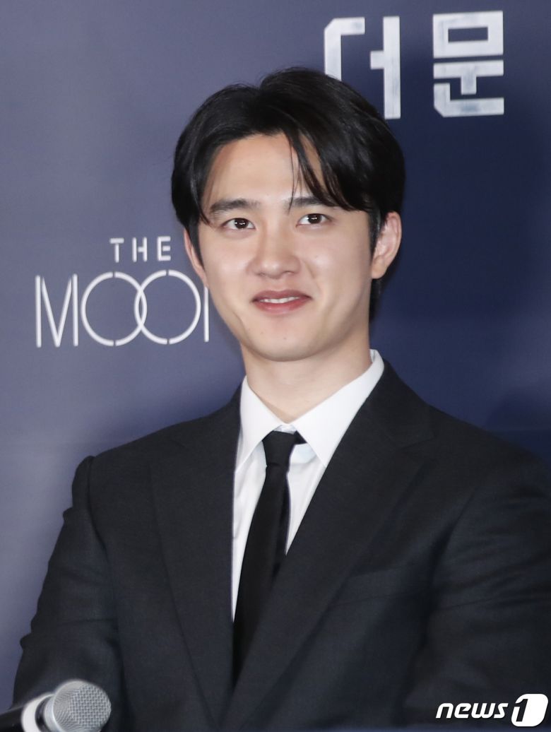 배우 도경수가 25일 서울 용산구 CGV 용산아이파크몰에서 열린 영화 '더 문(감독 김용화)' 언론시사회에서 미소를 짓고 있다. '더 문'은 사고로 인해 홀로 달에 고립된 우주 대원 선우(도경수 분)와 필사적으로 그를 구하려는 전 우주센터장 재국(설경구 분)의 사투를 그린 작품이다. 2023.7.25/뉴스1 ⓒ News1 권현진 기자