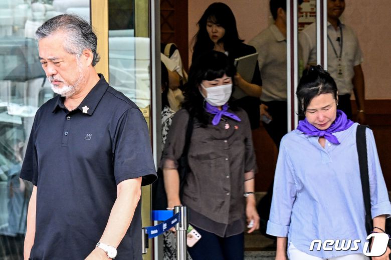 이정민 10.29 이태원 참사 유가족협의회 대표 직무대행 및 유가족이 25일 오후 서울 종로구 헌법재판소에서 열린 이상민 행정안전부 장관 탄핵 심판 선고를 듣고 침울한 표정으로 재판정에서 나오고 있다. (공동취재) 2023.7.25/뉴스1 ⓒ News1 신웅수 기자