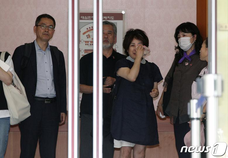 이태원 참사 유가족들이 25일 오후 서울 종로구 헌법재판소에서 열린 이상민 행정안전부 장관 탄핵 심판을 마친 후 법정을 나서고 있다. 헌법재판소는 이날 재판관 전원일치 의견으로 기각 결정을 내렸다. 탄핵소추안이 기각되면서 이 장관은 즉시 업무에 복귀한다. (공동취재) 2023.7.25/뉴스1 ⓒ News1 신웅수 기자