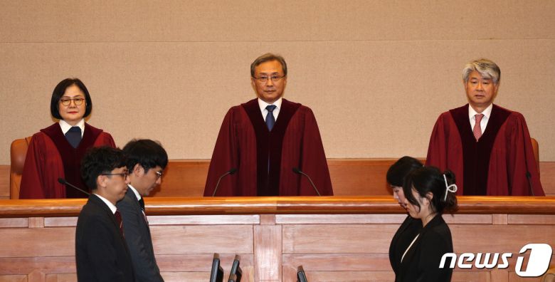 유남석 헌법재판소장과 재판관들이 25일 서울 종로구 헌법재판소 대심판정에서 이태원 참사 부실 대응 관련 이상민 행정안전부 장관에 대한 탄핵 심판 선고에 참석해 있다. 이날 헌재는 재판관 전원일치 의견으로 기각 결정을 내렸다. (공동취재) 2023.7.25/뉴스1 ⓒ News1 신웅수 기자