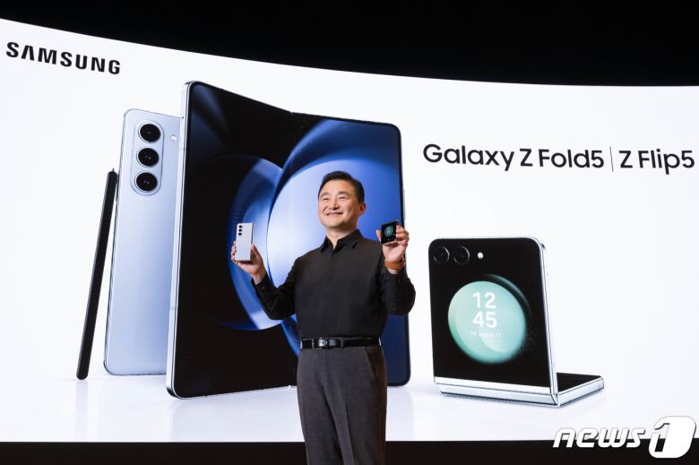 노태문 삼성전자 모바일경험(MX) 사업부장이 26일 서울 강남구 코엑스에서 열린 '갤럭시 언팩 2023' 행사에서 갤럭시 Z플립5와 Z폴더5를 공개하고 있다. (삼성전자 제공) 2023.7.26/뉴스1