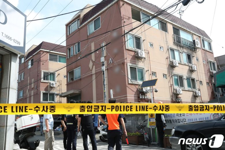 27일 인천시 부평구의 한 빌라 3층에서 50대 남성이 60대 지인을 흉기로 찌른 후 건물에서 뛰어내리겠다고 위협하며 경찰과 대치하고 있다. 2023.7.27/ 뉴스1 ⓒ News1 정진욱 기자