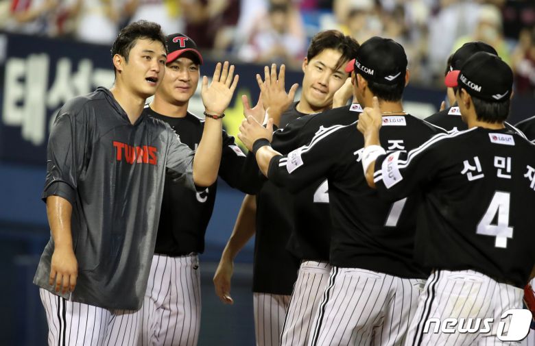 30일 오후 서울 송파구 잠실야구장에서 열린 프로야구 '2023 신한은행 SOL KBO리그' LG 트윈스와 두산 베어스의 경기에서 10 대 0으로 승리한 LG 선수들이 기뻐하고 있다. 2023.7.30/뉴스1 ⓒ News1 이승배 기자