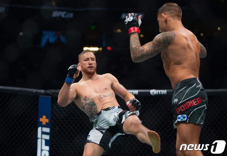 포이리에(오른쪽)를 꺾은 게이치. ⓒ AFP=뉴스1